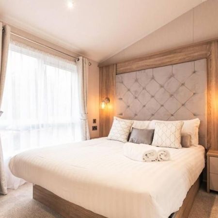 Brians Lodge With Hot Tub Поклингтон Экстерьер фото