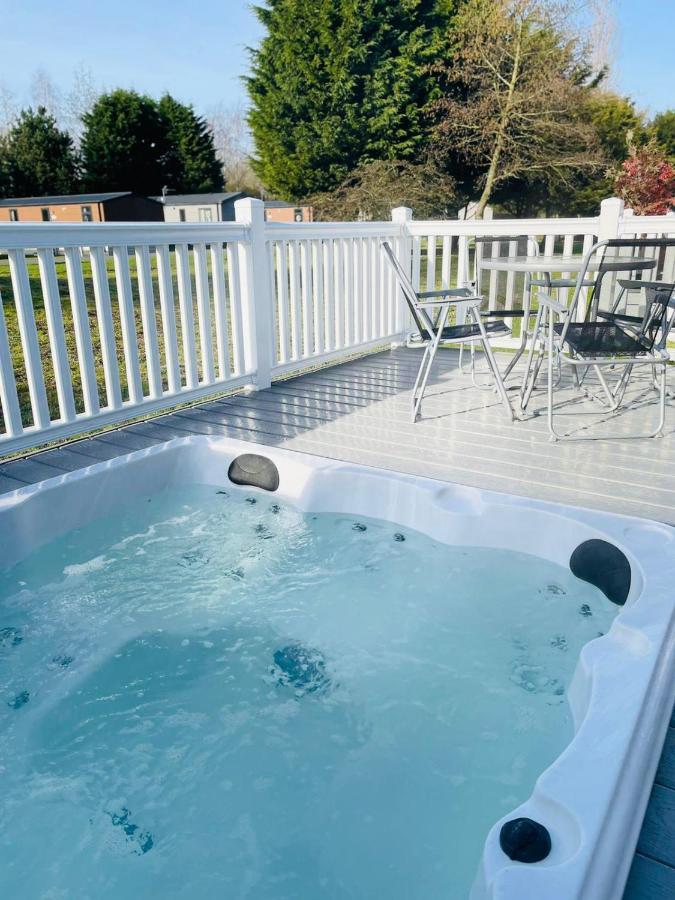 Brians Lodge With Hot Tub Поклингтон Экстерьер фото
