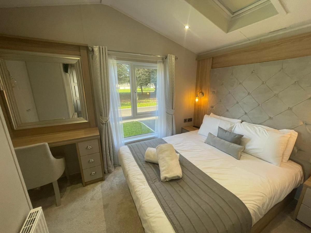 Brians Lodge With Hot Tub Поклингтон Экстерьер фото