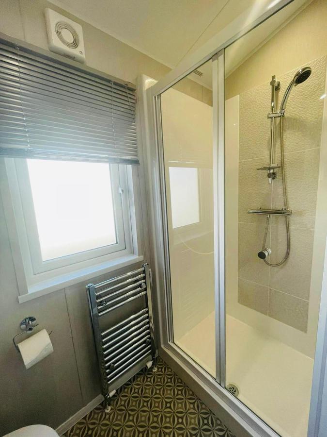 Brians Lodge With Hot Tub Поклингтон Экстерьер фото